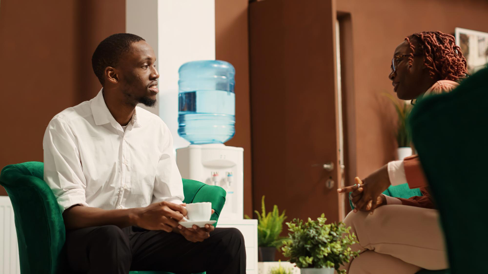 Accompagnement psychosocial entre deux personnes lors d’une séance de soutien psychologique